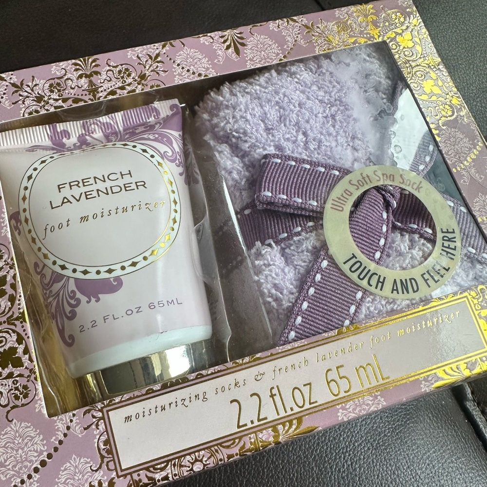 Moisturizing Socks & French Lavender Foot Moisturizer - Picture 2 of 4